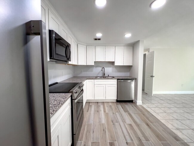 Photo - 592 American Legion Hwy Unit 3