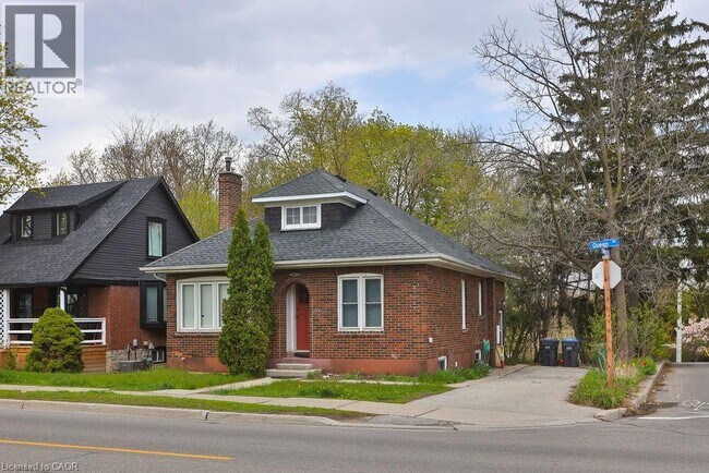 Photo - 311 Queen St S