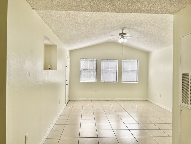 Vaulted ceilings - 15591 SW 105th Ter Unit #527
