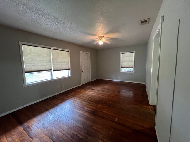Photo - Lovely 2 Bedroom 1 Bath Home!