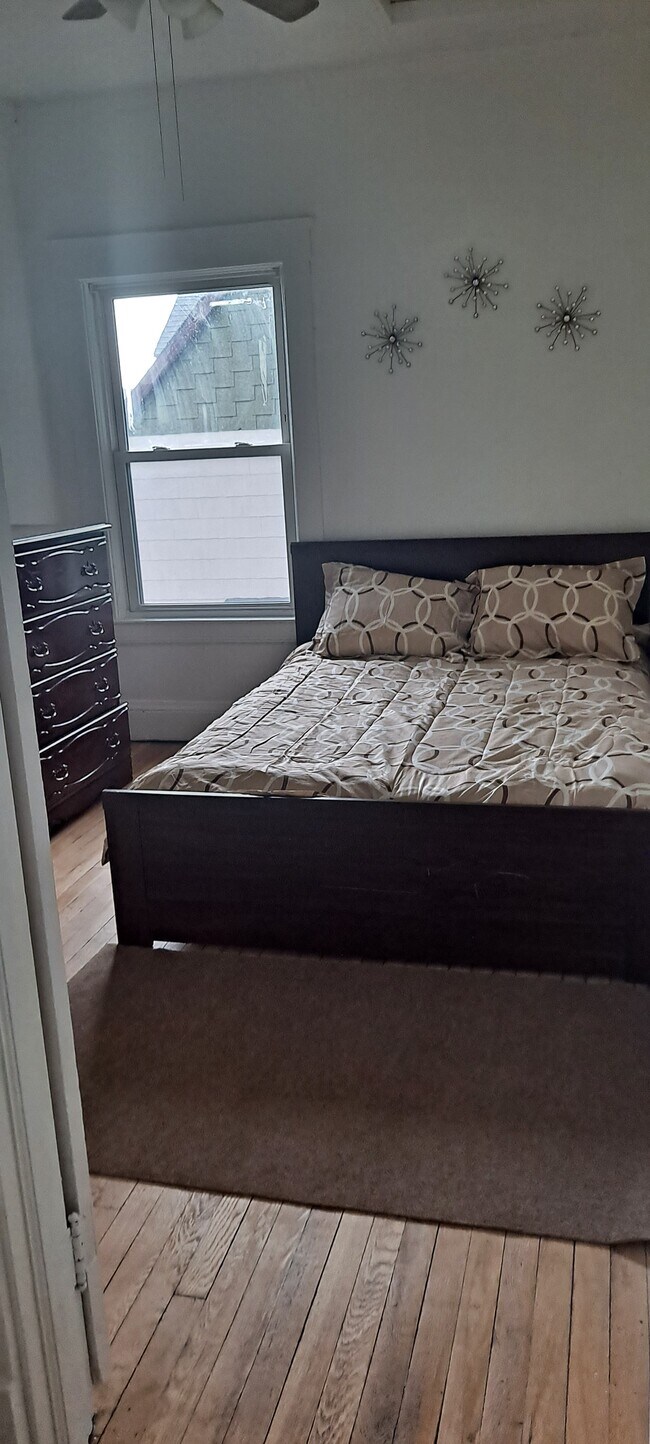 bedroom - 1446 E 115th St Unit 4