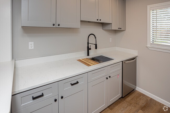 1BR, 1BA - 768SF