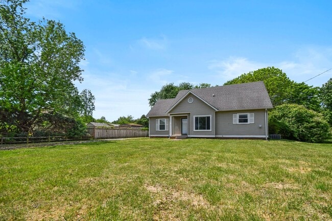 Building Photo - Pet Friendly Three Bedroom!