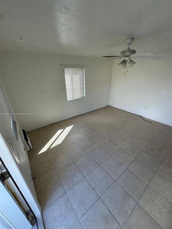 Photo - 16200 NE 19th Pl Unidad 12