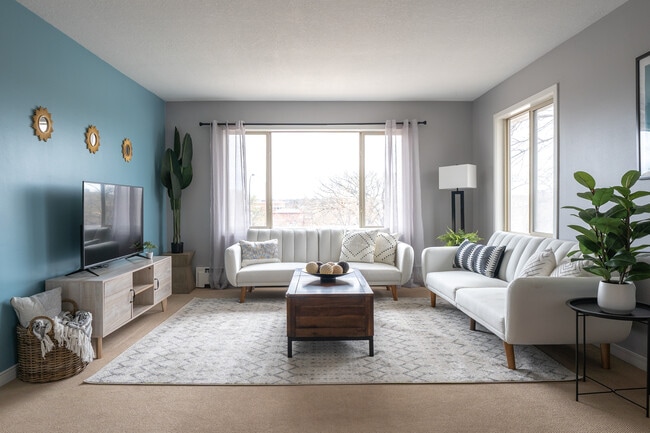 Photo - 5136 Hiawatha Ave