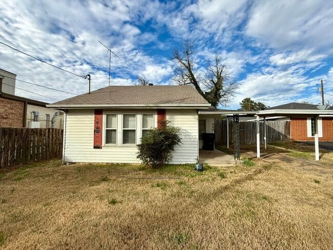 Building Photo - Tour Today! 2 Bedroom, 1 Bath Home