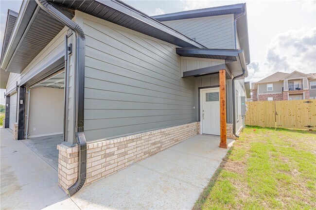 1301 SW Poigai Wy