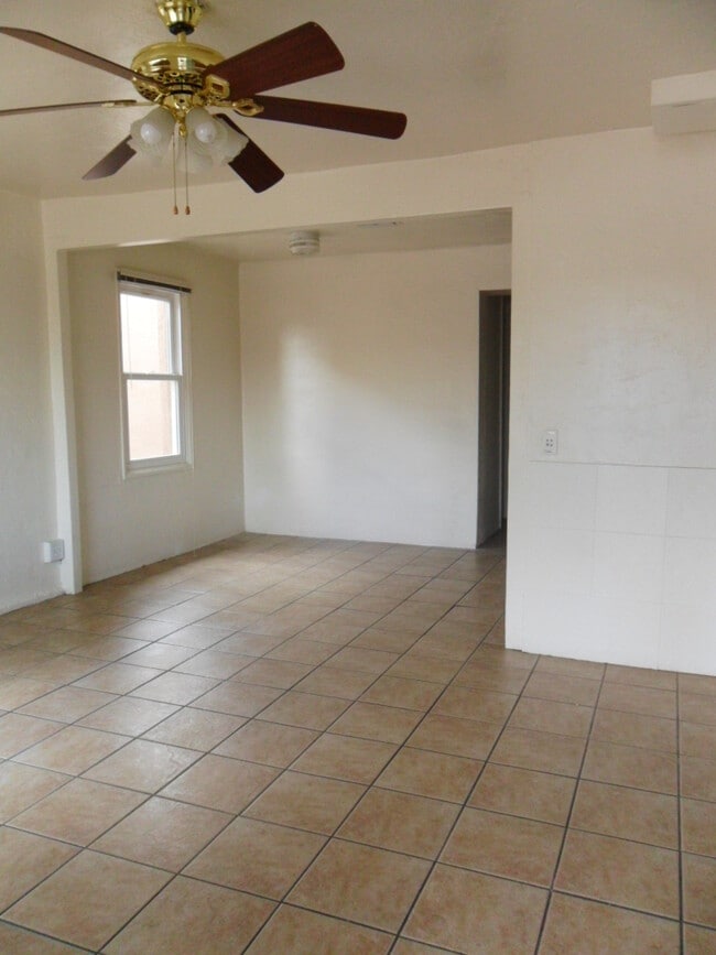738 E Elm St