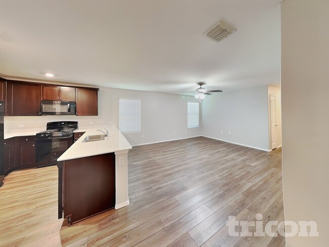 Photo - 908 Lady Bird St