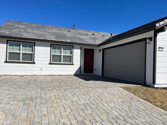 Building Photo - 3 bedroom / 2 bathroom ?private back yard and large driveway