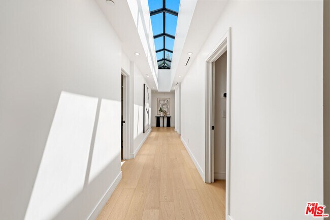 Photo - 540 Westmount Dr