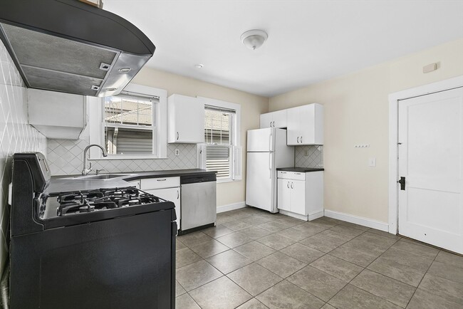 Building Photo - 723 Fellsway Unit 2