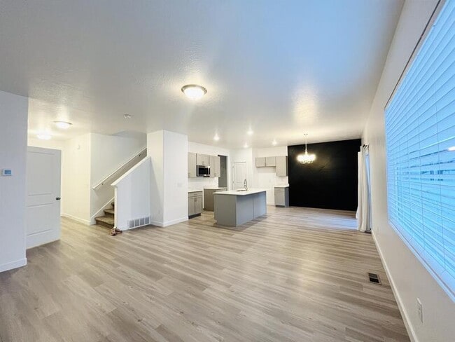 Photo - 14842 Messi St