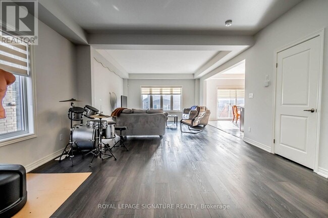 Photo - 11 Overholt Dr