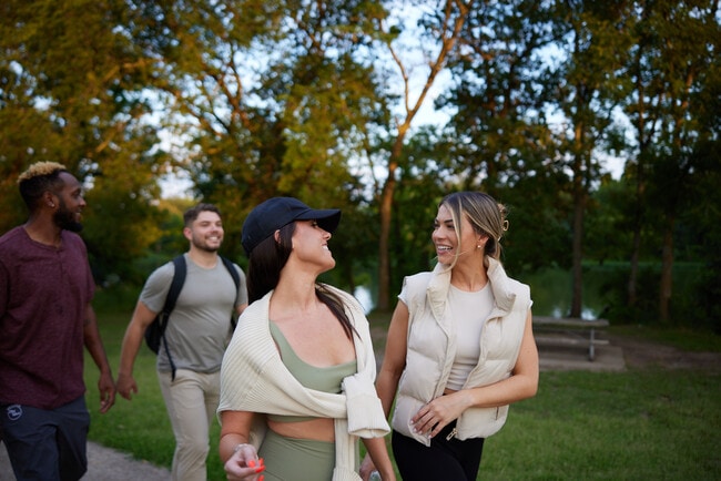 Senderos para caminar - Alura Apartments, LLC