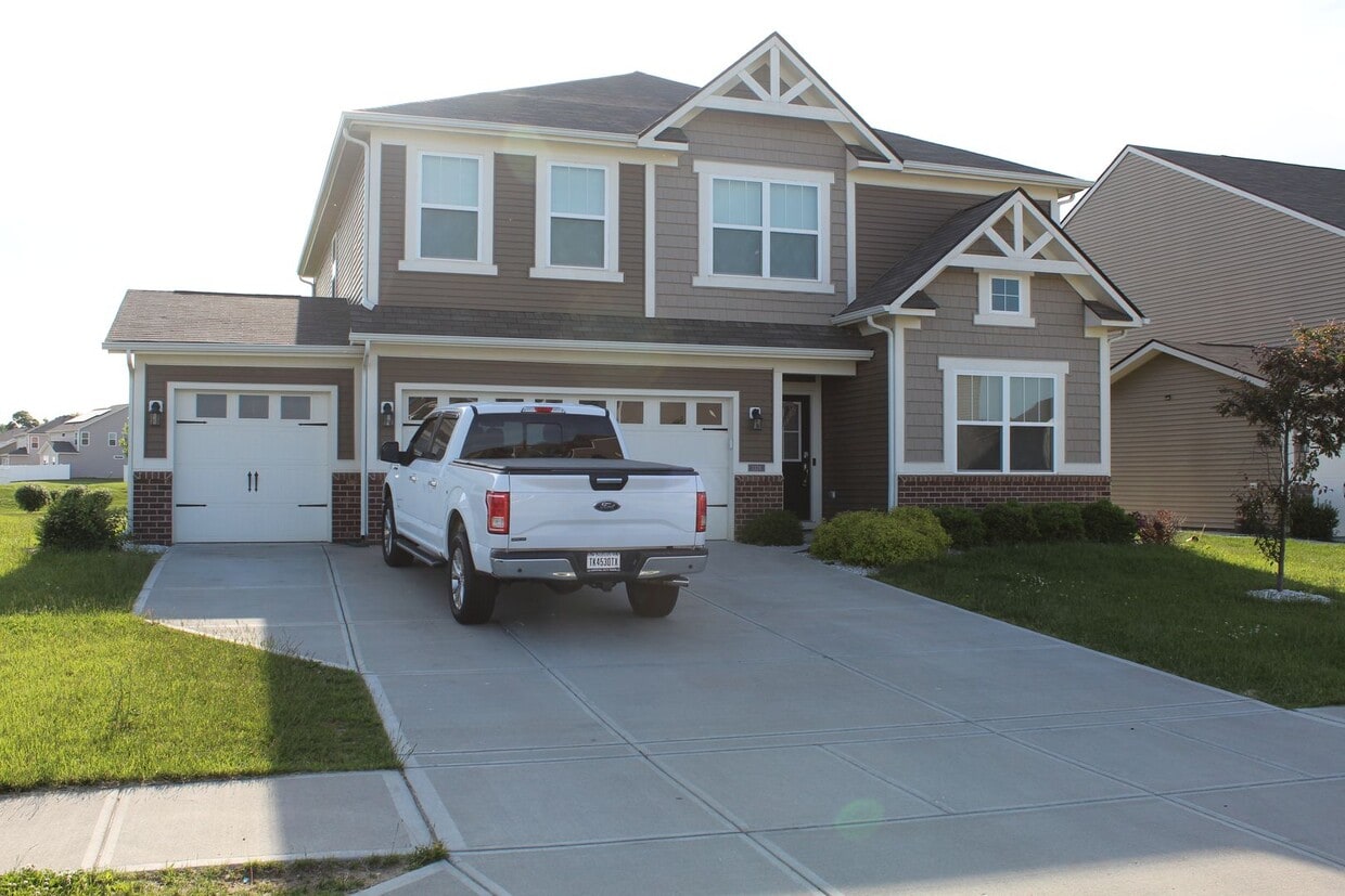 Spacious Move In Ready 5 BR in Avon! - Spacious Move In Ready 5 BR in Avon!