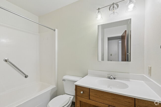 2BR, 1BA - 880SF - Bathroom