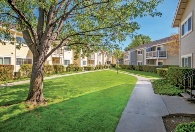 Beautiful Landscape - Cypress Pointe Apartments