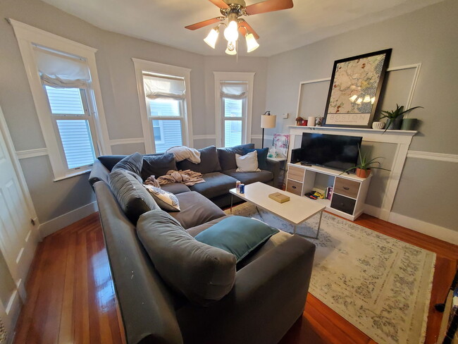 Building Photo - 121 Lowell St Unit U2 Rental