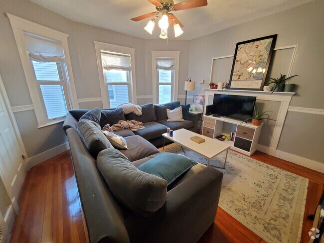 Building Photo - 121 Lowell St Unit U2 Rental