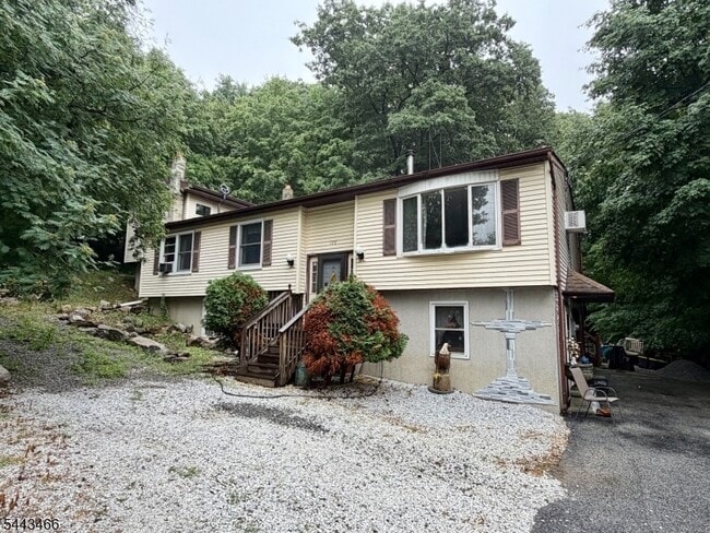 Building Photo - 120 Barry Dr N