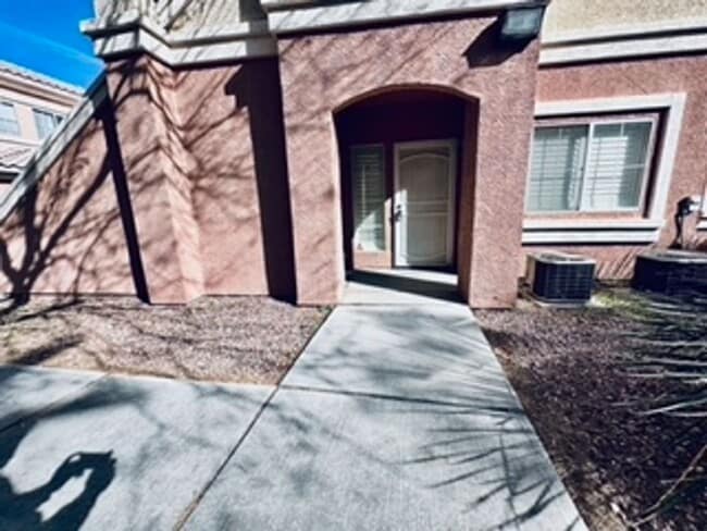 Building Photo - Cozy 1st-floor condo unit with 2 bedrooms and 2 bathrooms. Located in a guard-gated community in ...