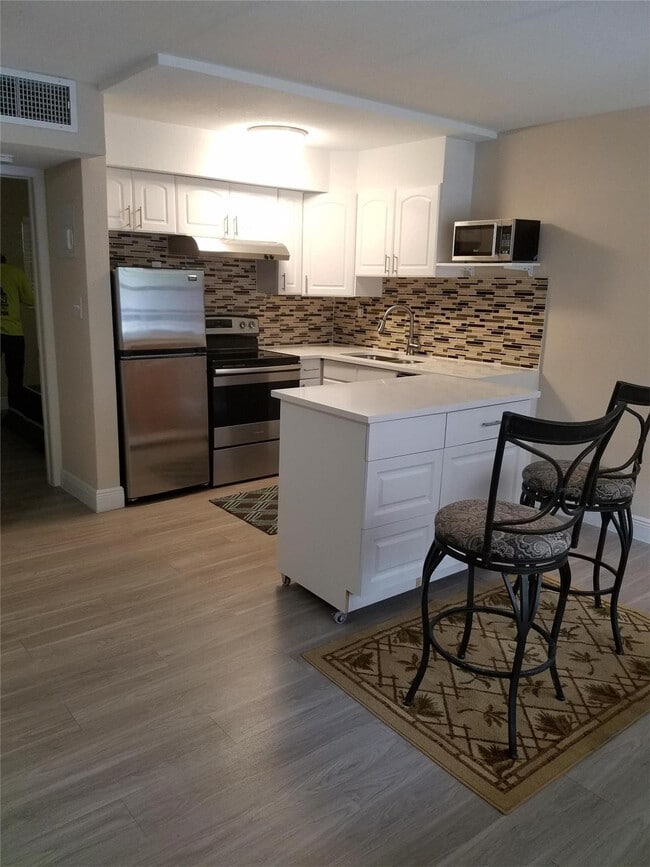 Building Photo - 1020 NE 17th Way Unit 3