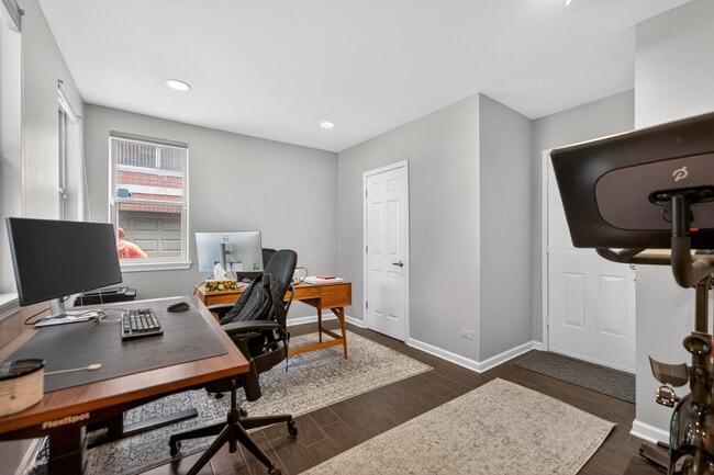 Photo - 1409 N Burling St