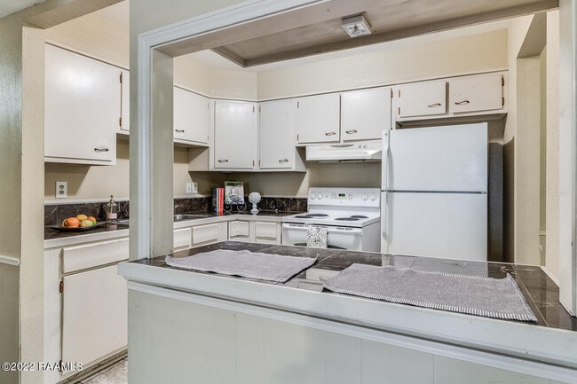 Photo - 211 Versailles Blvd Unit 11