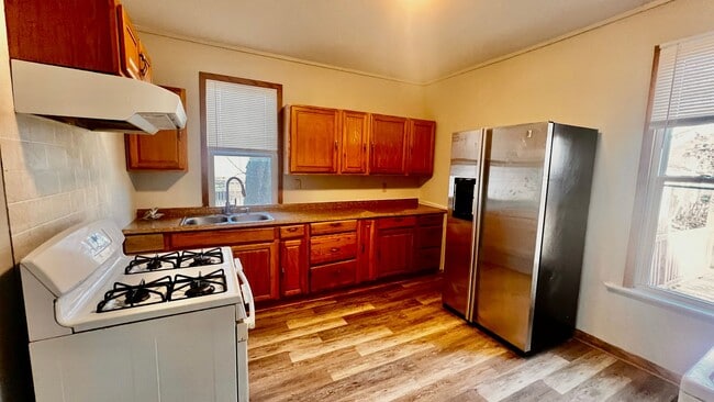 Photo - Ginormous 6 Bed Single family home with all Appliances Near Lake Michigan!