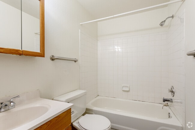 2BR, 1BA - 900 SF (Downstairs Unit) - Creekside Apartments