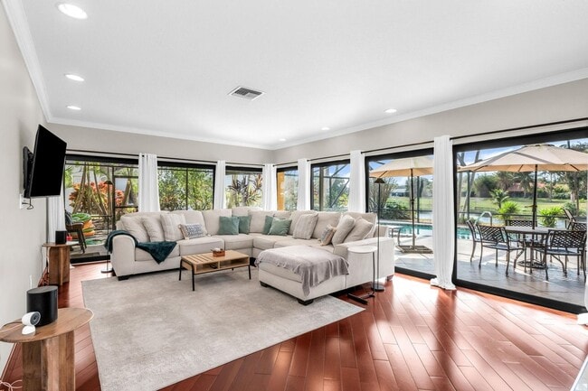 Building Photo - 3250 Lakeview Blvd