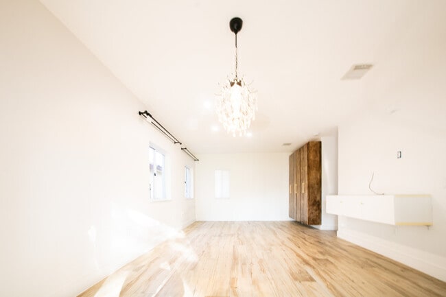 Building Photo - 1112 NE 1st Ave Rental