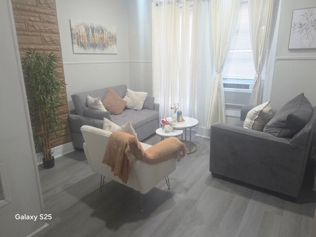 326 Mary St Unit 1 floor