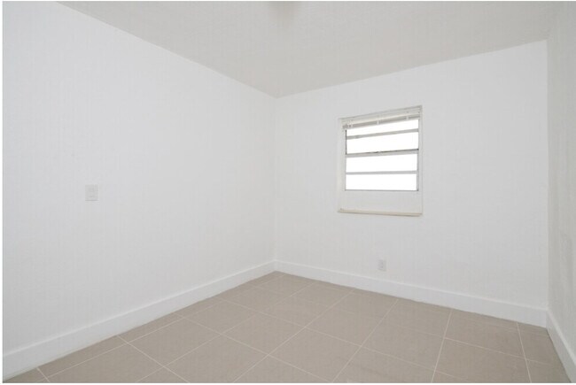 1044-1046 Foster Rd, Hallandale Beach