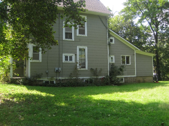 Photo - 106 W Spring Dr