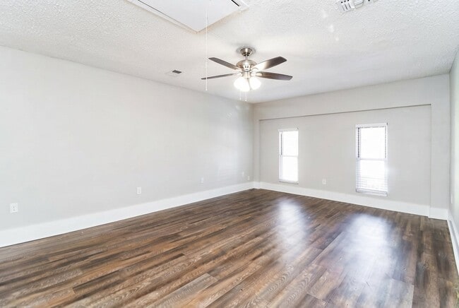 2211 W Oakdale Rd