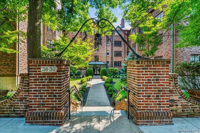 Building Photo - 38-30 Douglaston Pkwy Unit 2G
