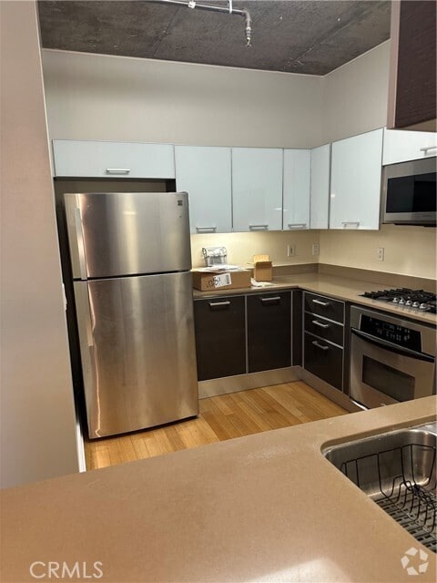 Building Photo - 645 W 9th St Rental