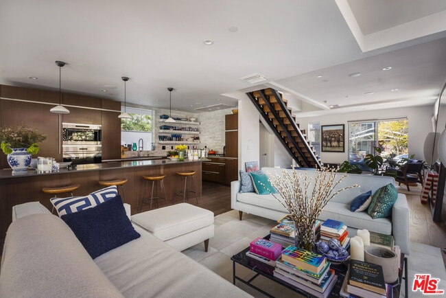 Photo - 814 Crestmoore Pl