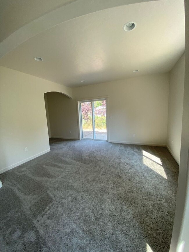 Photo - 220 Maple St