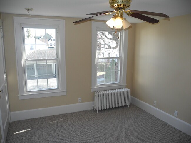 2nd bedroom facing the back yard - 69 Brinkerhoff St Unidad Apt. 1