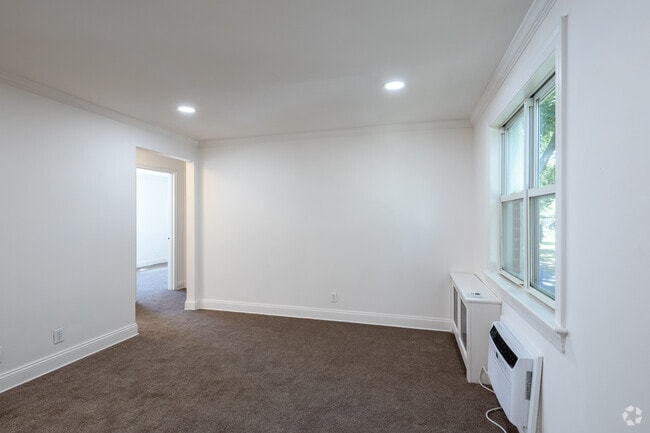 Sala de estar: 4 habitaciones, 2Bd, 1 baño, 670SF - New Milford Estates