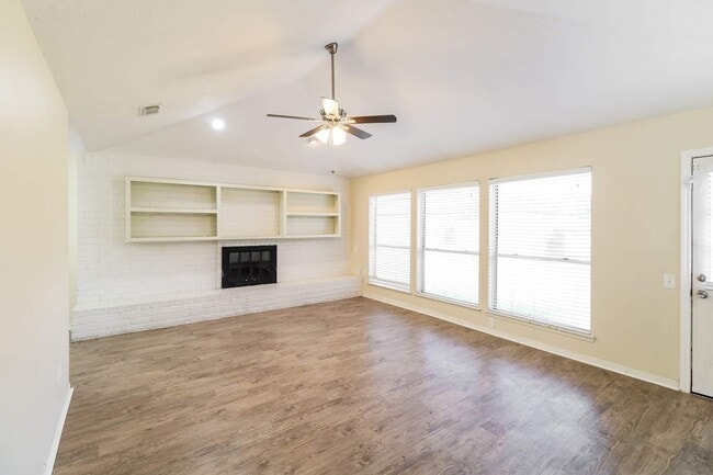 Photo - 207 Queens Ct