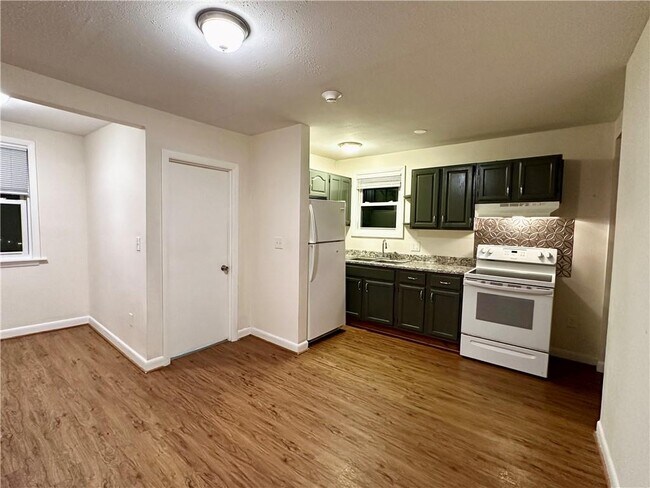 Photo - 800 Oakland Beach Ave Unit b