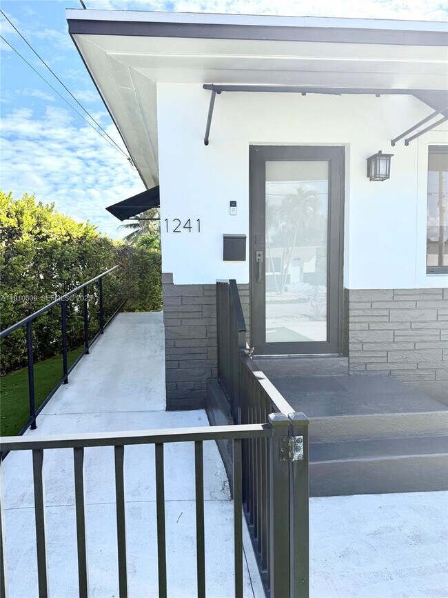 Building Photo - 1241 SW 30th Pl Unit 1241