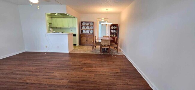 Photo - 358 Chatham R