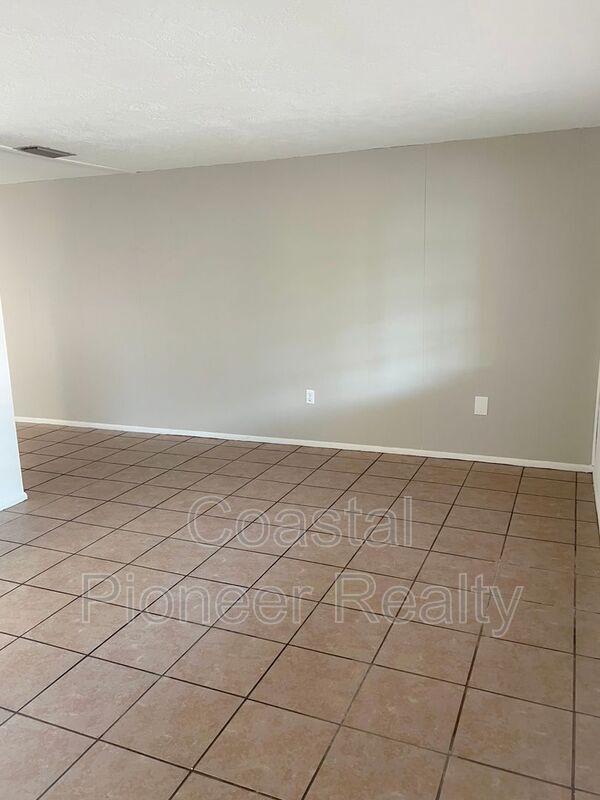Photo - 5829 Elm St