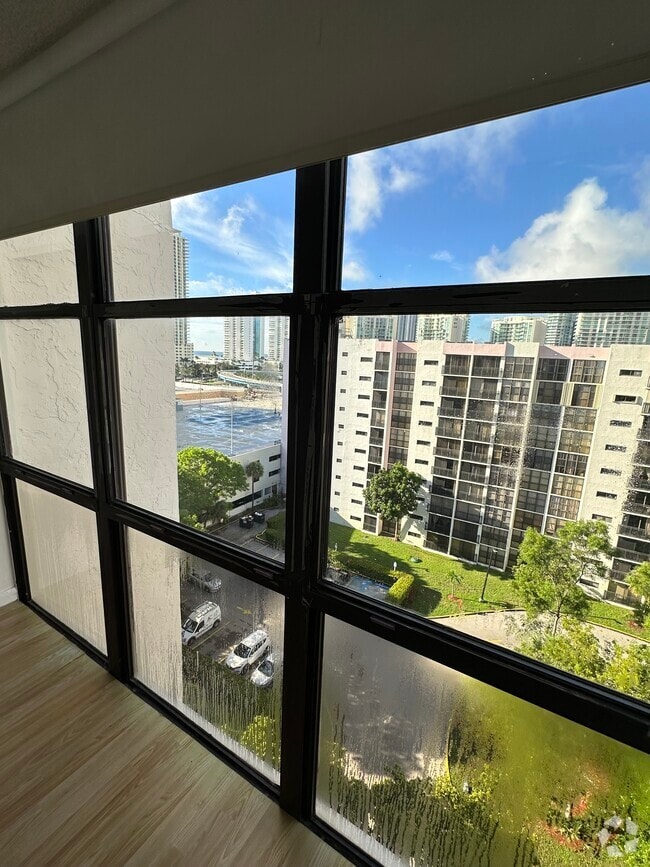 Building Photo - 17001 N Bay Rd Unit 1027 Rental