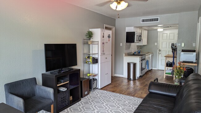 2BR, 2BA - 950SF - Living Area